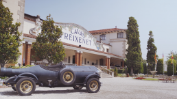 Coche antiguo aparcado en instalaciones de Cavas Freixenet