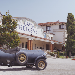 Coche antiguo aparcado en instalaciones de Cavas Freixenet