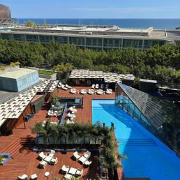 vista de la piscina de hotel sofitel barcelona