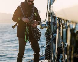 hombre navegando en velero