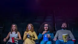Grupo de personas disfrutando de una película en una sala de cine Cinesa para la campaña publicitaria VOSE producida por LUP Studio.