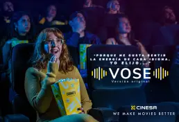 Joven con gafas y jersey amarillo disfrutando de una película en versión original en la campaña publicitaria de Cinesa VOSE producida por LUP Studio.