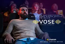 Espectador con barba disfrutando de una película en versión original con subtítulos en la campaña publicitaria de Cinesa VOSE producida por LUP Studio.