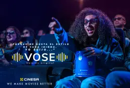 Joven con pelo rizado y gafas 3D señalando a la pantalla en la campaña publicitaria de Cinesa VOSE producida por LUP Studio.