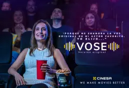 Mujer disfrutando de una película en versión original en una sala de cine para la campaña publicitaria de Cinesa VOSE producida por LUP Studio.