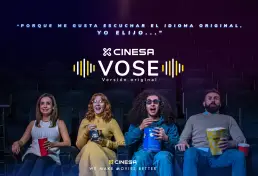 Imagen promocional de la campa&ntilde;a Cinesa VOSE, mostrando a espectadores disfrutando del cine en versi&oacute;n original en una sala de Cinesa.
