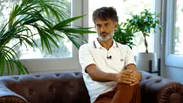 Empresario participando en una entrevista testimonial para la serie de vídeos de Farside, producida por LUP Studio en un entorno profesional.