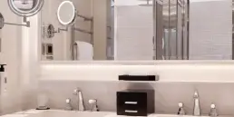 Fotografía de interiores profesional mostrando los detalles del baño de lujo en una suite del Hotel Sofitel Barcelona, con acabados en mármol y accesorios modernos.