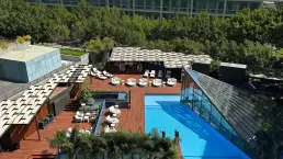 Fotografía de interiores y arquitectura del Hotel Sofitel Barcelona Skipper, vista cenital de la zona de piscina y terraza.