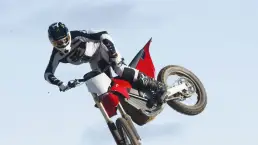 Piloto realizando un salto acrobático con una motocicleta eléctrica de Stark Future, capturado durante la producción audiovisual de LUP Studio.