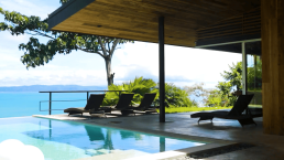 Producción de vídeos corporativos para hoteles, mostrando una espectacular terraza con piscina infinity frente al mar.